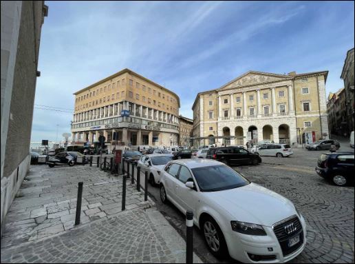 Ancona nella centralissima Piazza della Repubblica vendiamo ufficio