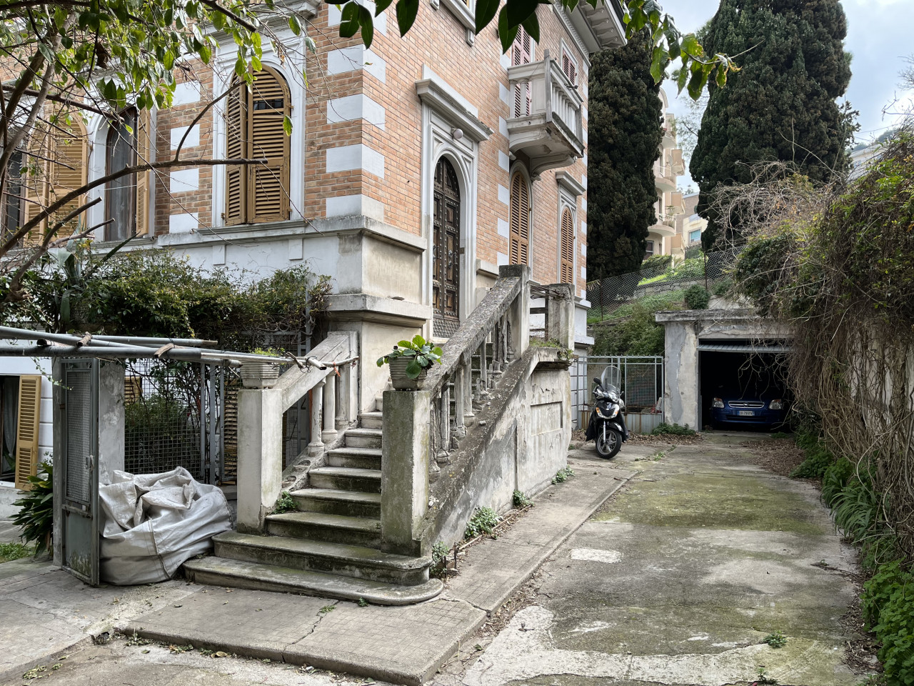 In villa con giardino esclusivo, Ancona centro.