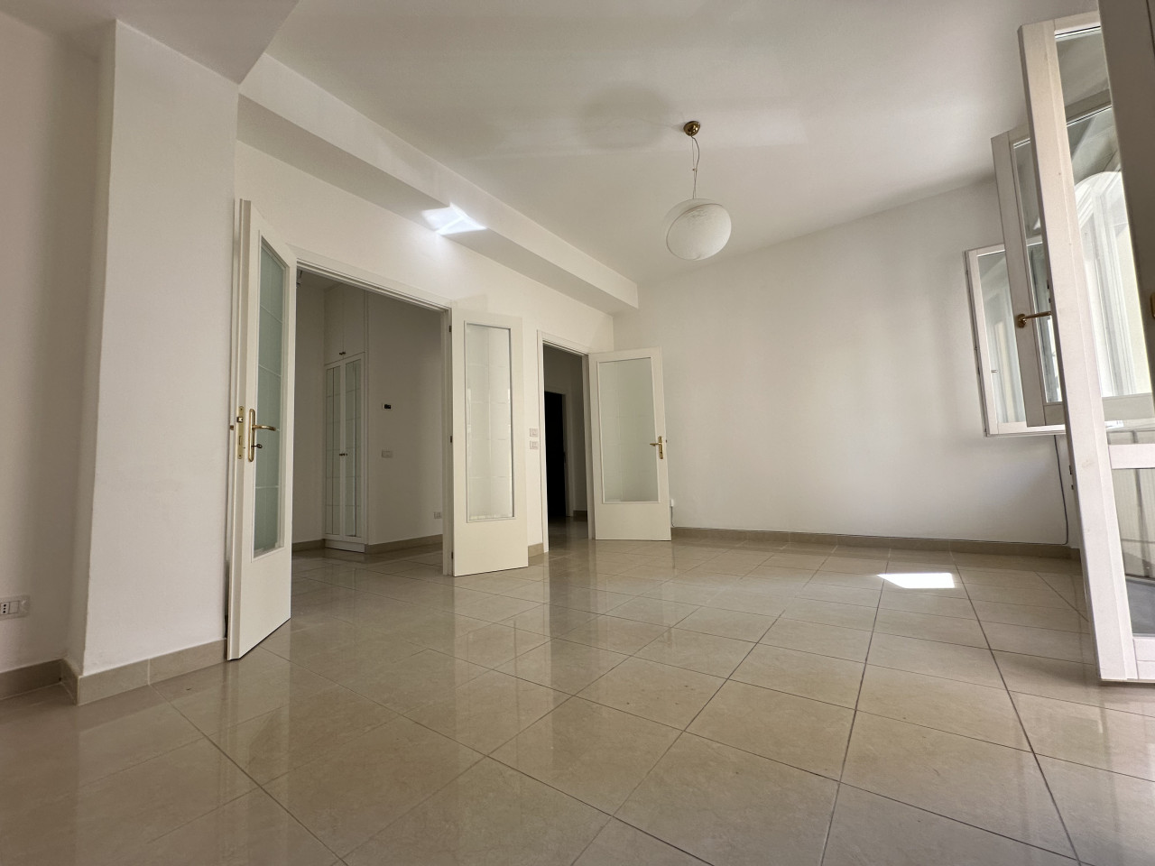 Ancona centralissimo vendiamo appartamento mq. con balconi e cantina